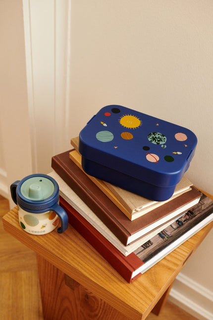 Liewood Lunchbox Chelsey Universe/ Classic Navy koop je bij Babywinkel
