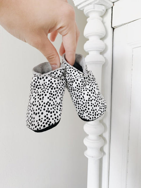 Baby Dutch Baby Schoentjes Dots Zwart/Wit koop je bij Babywinkel