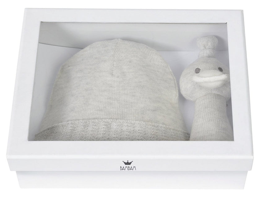 BamBam Geschenkdoosje Gebreide Muts En Duck Rattle koop je bij Babywinkel
