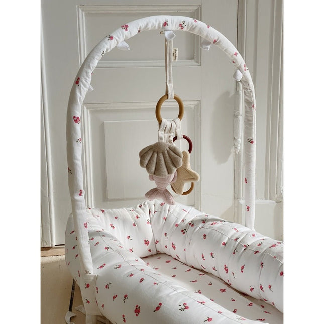 Konges Slojd Babynestje Bonderose Big 83x43cm - Konges Slojd - Babywinkel - 5712982823007