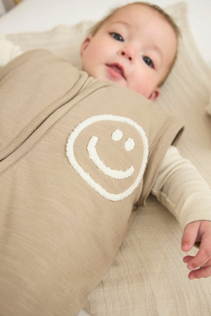 Meyco Baby Slub Met Smile Applicatie Baby Slaapzak Met Afritsbare Mouwen Taupe/Offwhite koop je bij Babywinkel