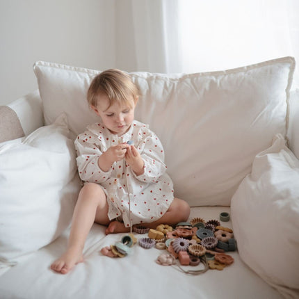 Mushie Bead Lacing Toy Set koop je bij Babywinkel